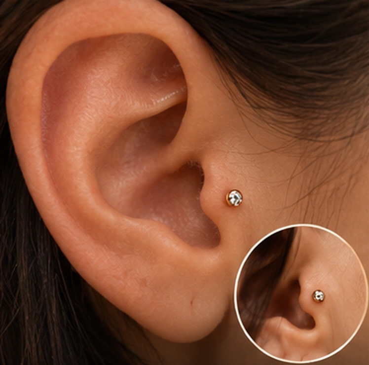 Referencia visual de piercing tragus en la oreja